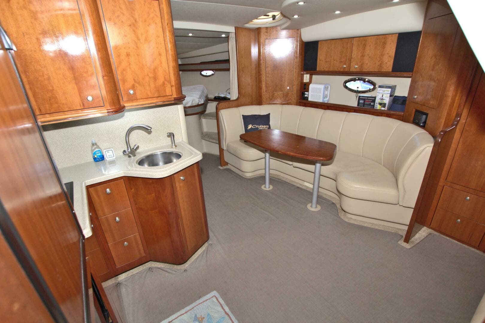 2004 Cruisers Yachts 370 Express — photo 31