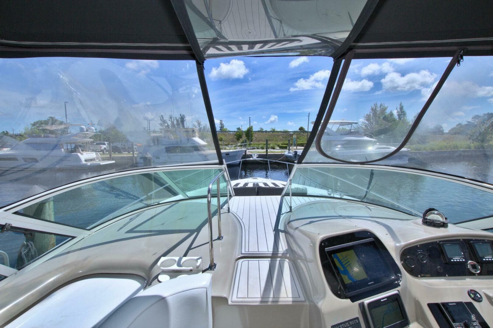 2004 Cruisers Yachts 370 Express — photo 21
