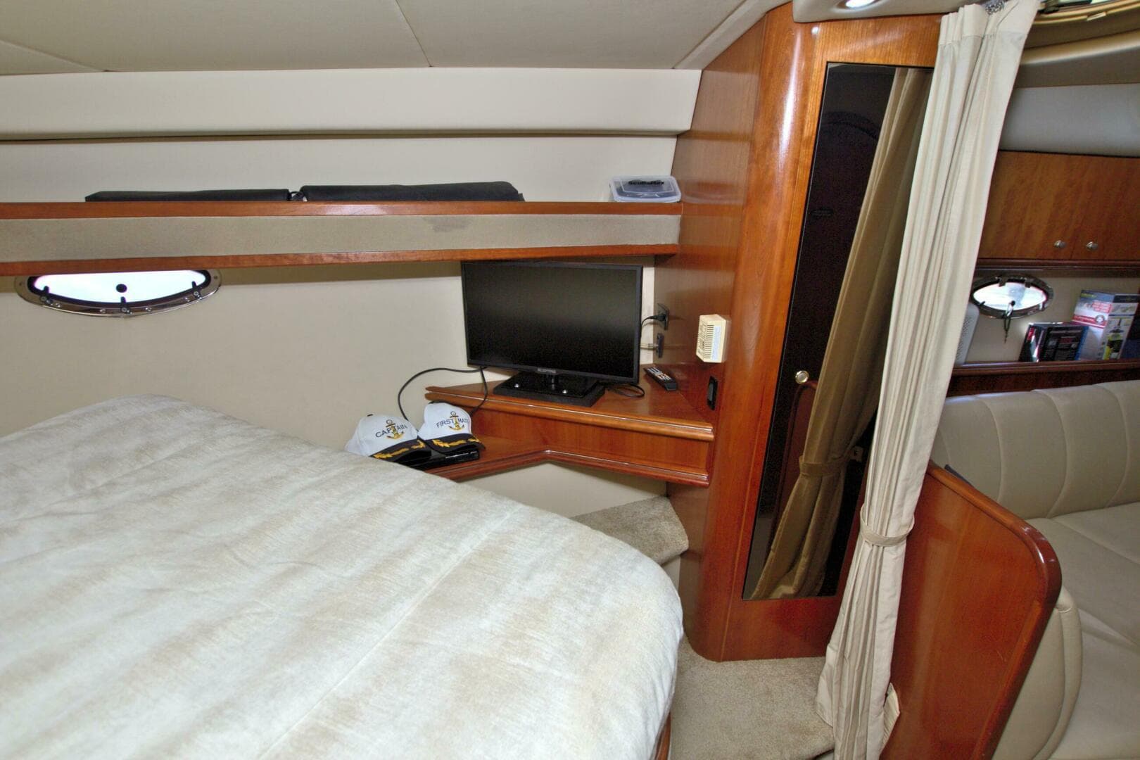 2004 Cruisers Yachts 370 Express — photo 39