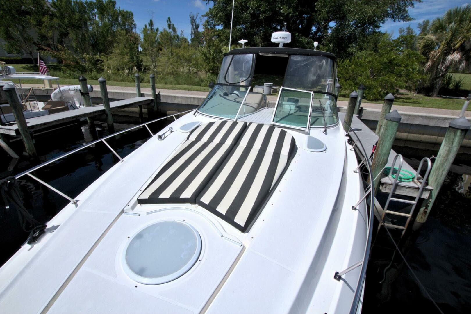 2004 Cruisers Yachts 370 Express — photo 25