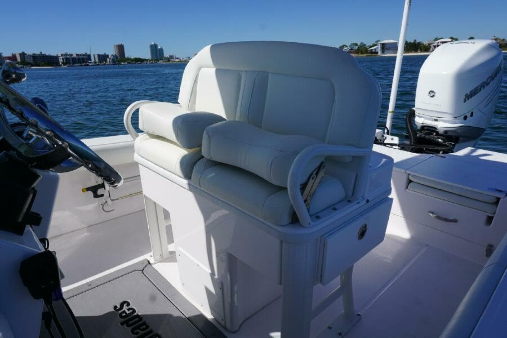 2022 Everglades 253 Center Console — photo 3