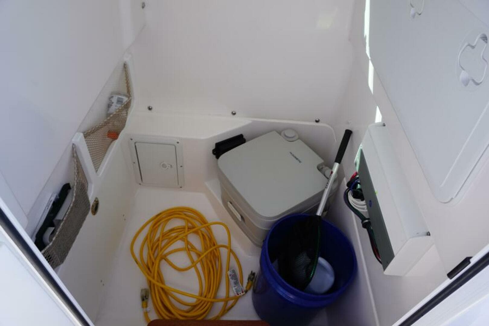 2022 Everglades 253 Center Console — photo 15