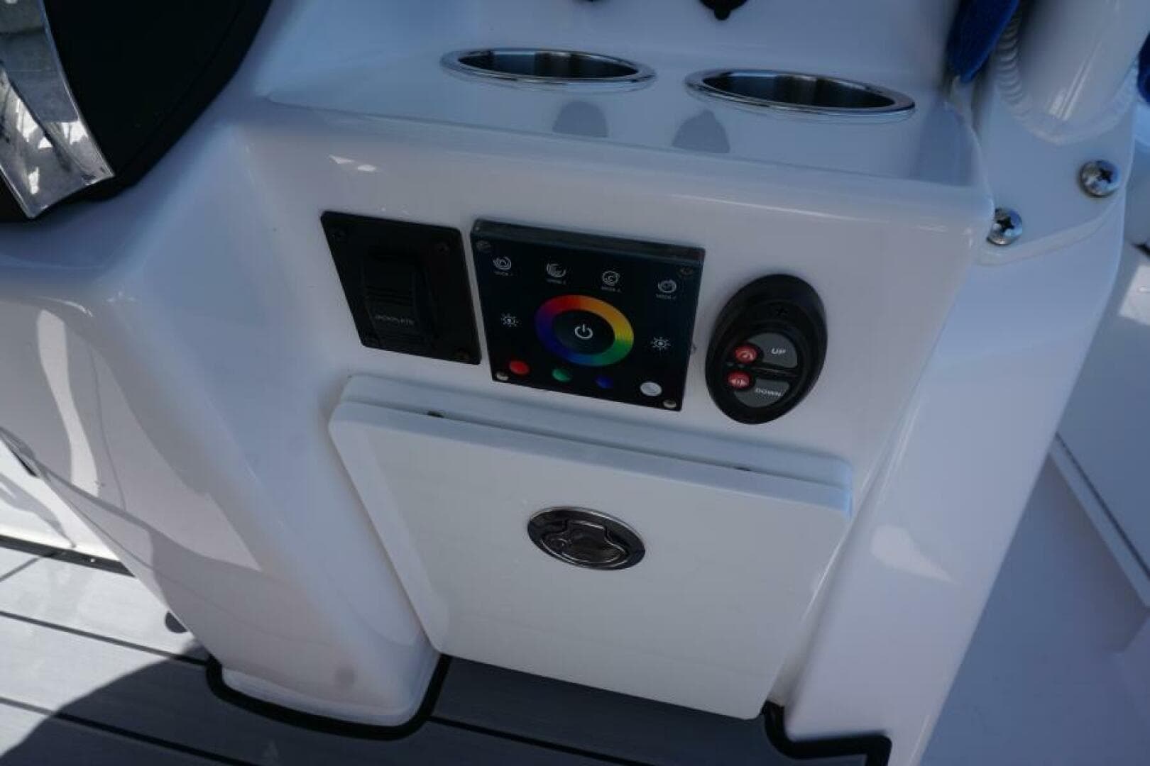 2022 Everglades 253 Center Console — photo 8