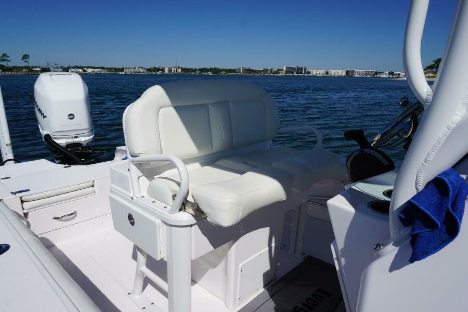 2022 Everglades 253 Center Console — photo 6