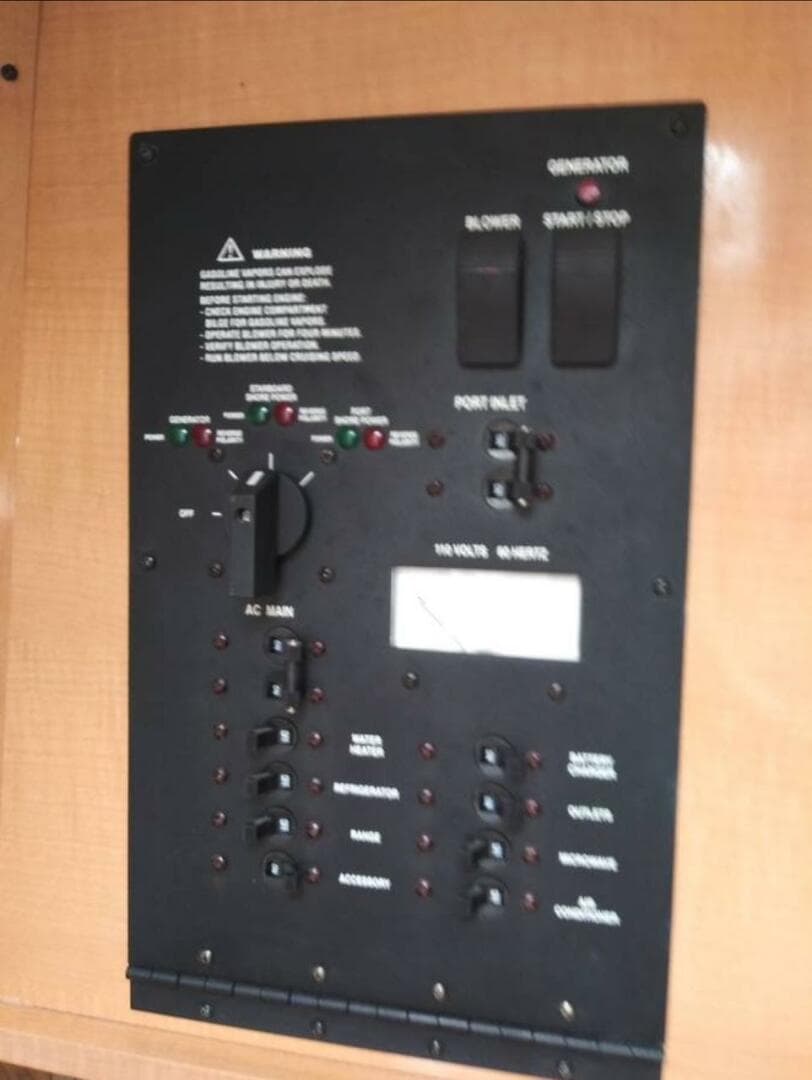 2009 Rinker 280 Express Cruiser — photo 11