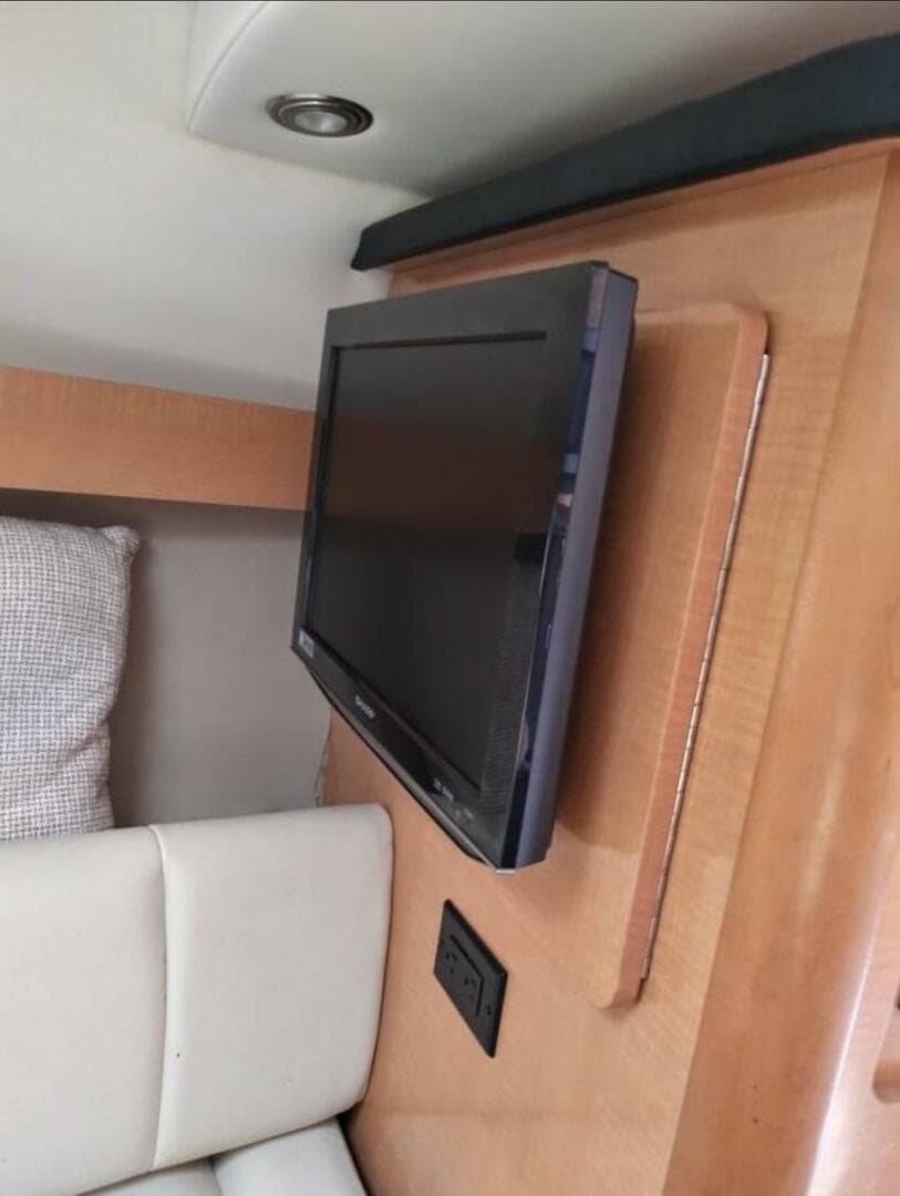 2009 Rinker 280 Express Cruiser — photo 8