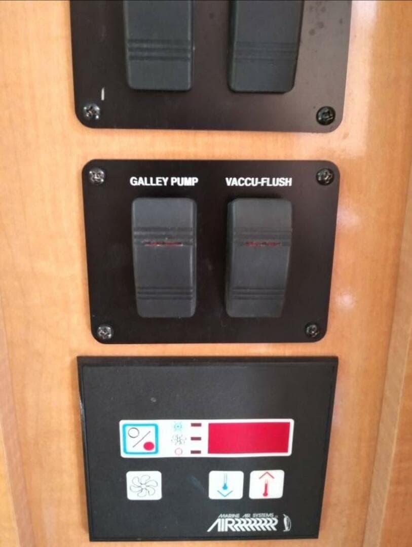 2009 Rinker 280 Express Cruiser — photo 9