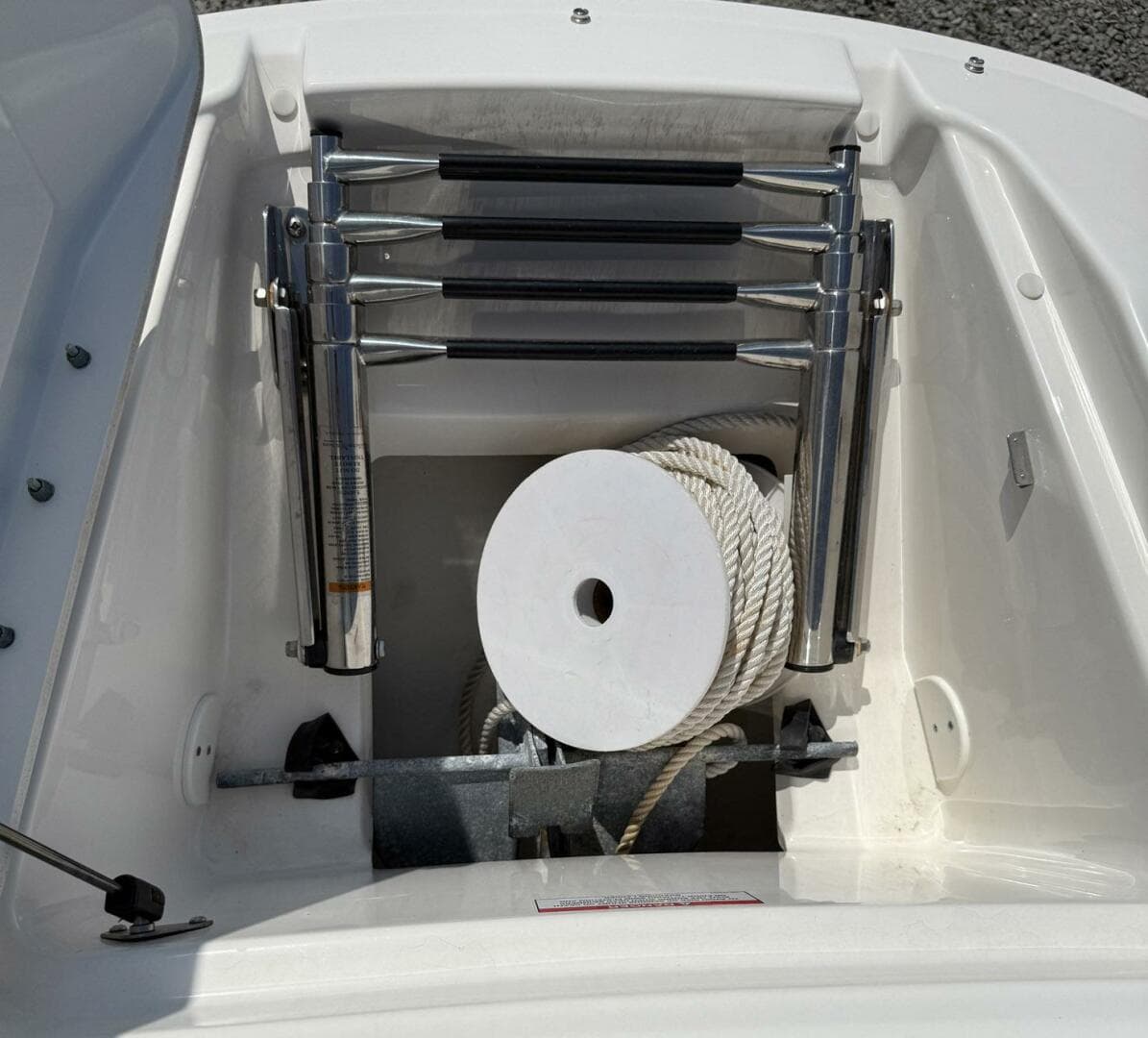 2014 Sea Ray 240 Sun Deck Outboard — photo 3