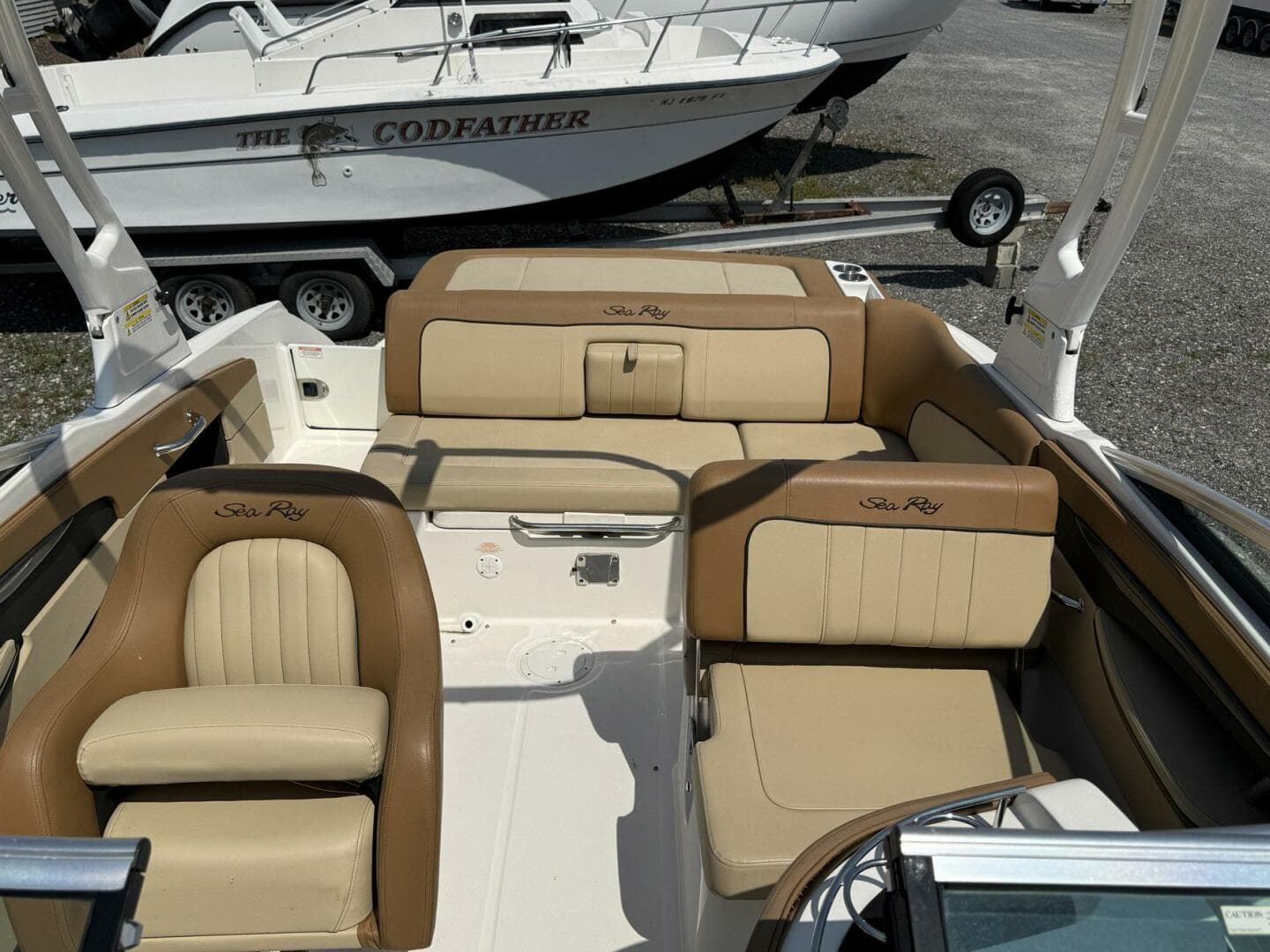 2014 Sea Ray 240 Sun Deck Outboard — photo 9