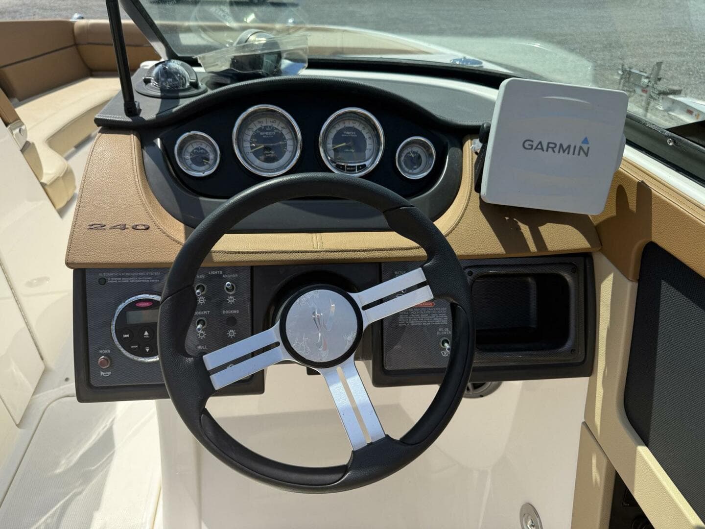 2014 Sea Ray 240 Sun Deck Outboard — photo 8