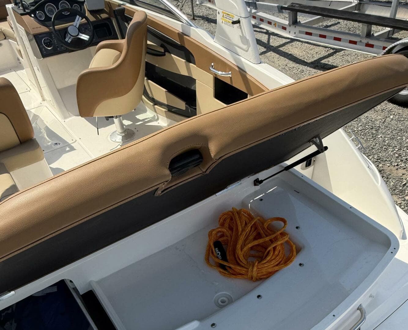 2014 Sea Ray 240 Sun Deck Outboard — photo 13