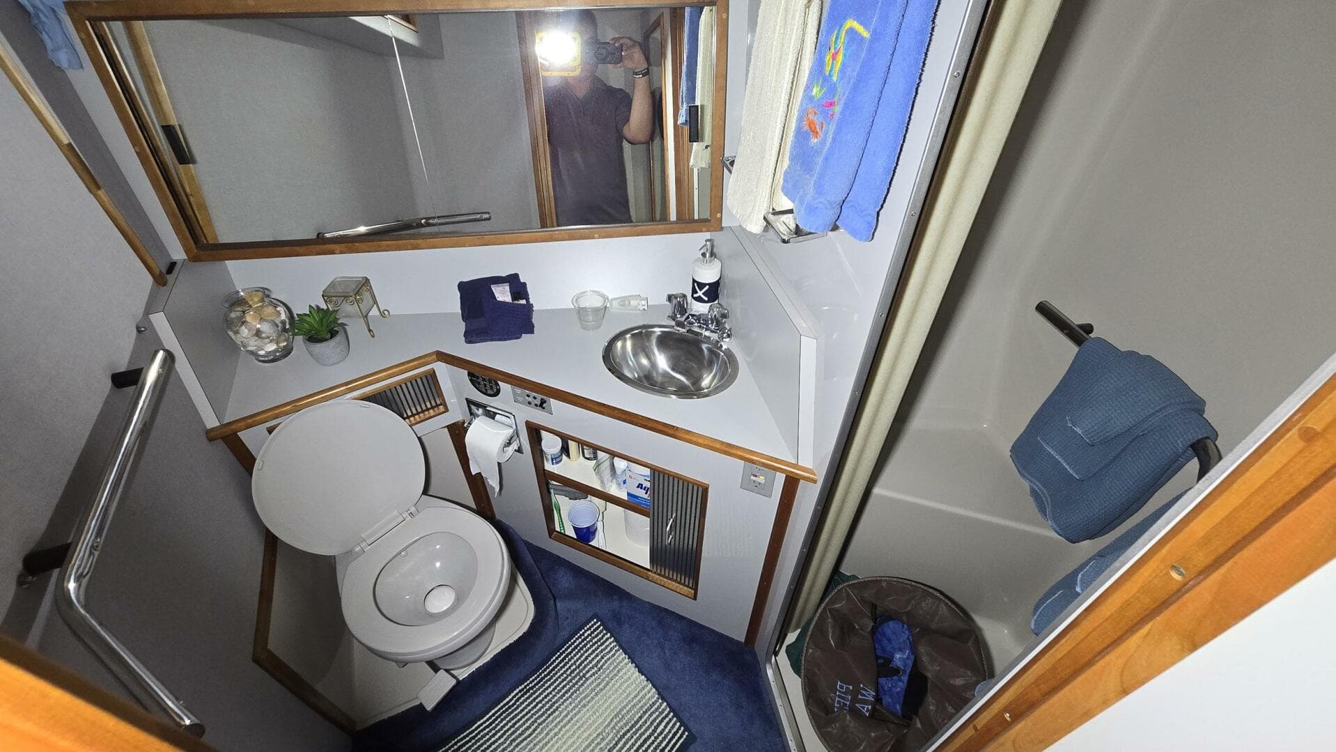 1988 Sea Ray 390 Express Cruiser — photo 9