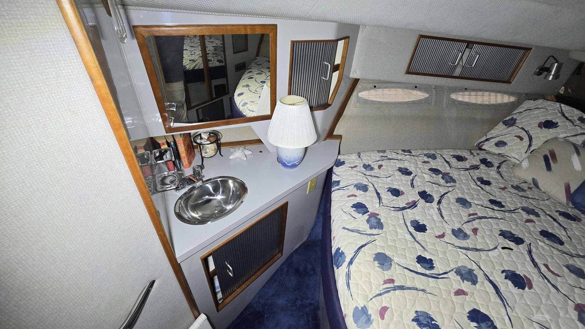 1988 Sea Ray 390 Express Cruiser — photo 11