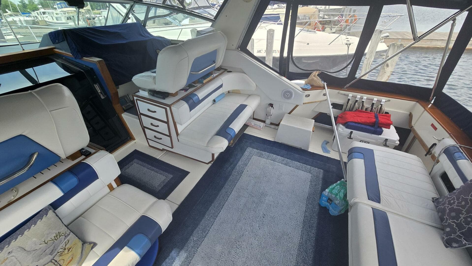 1988 Sea Ray 390 Express Cruiser — photo 4