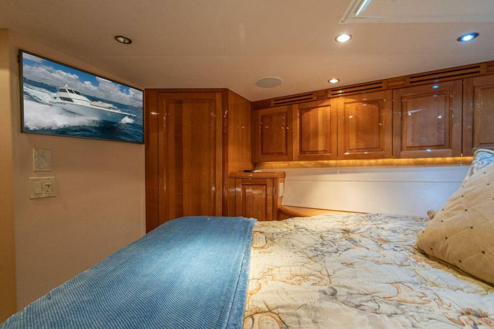 2005 Hatteras Enclosed Bridge — photo 24