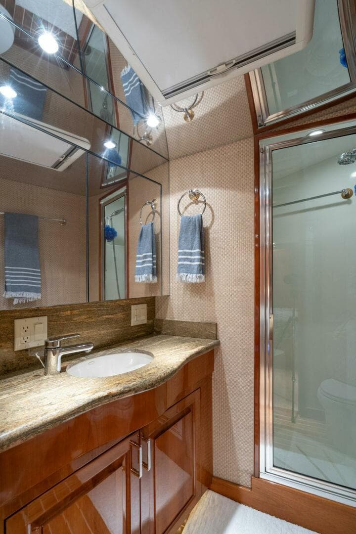 2005 Hatteras Enclosed Bridge — photo 22