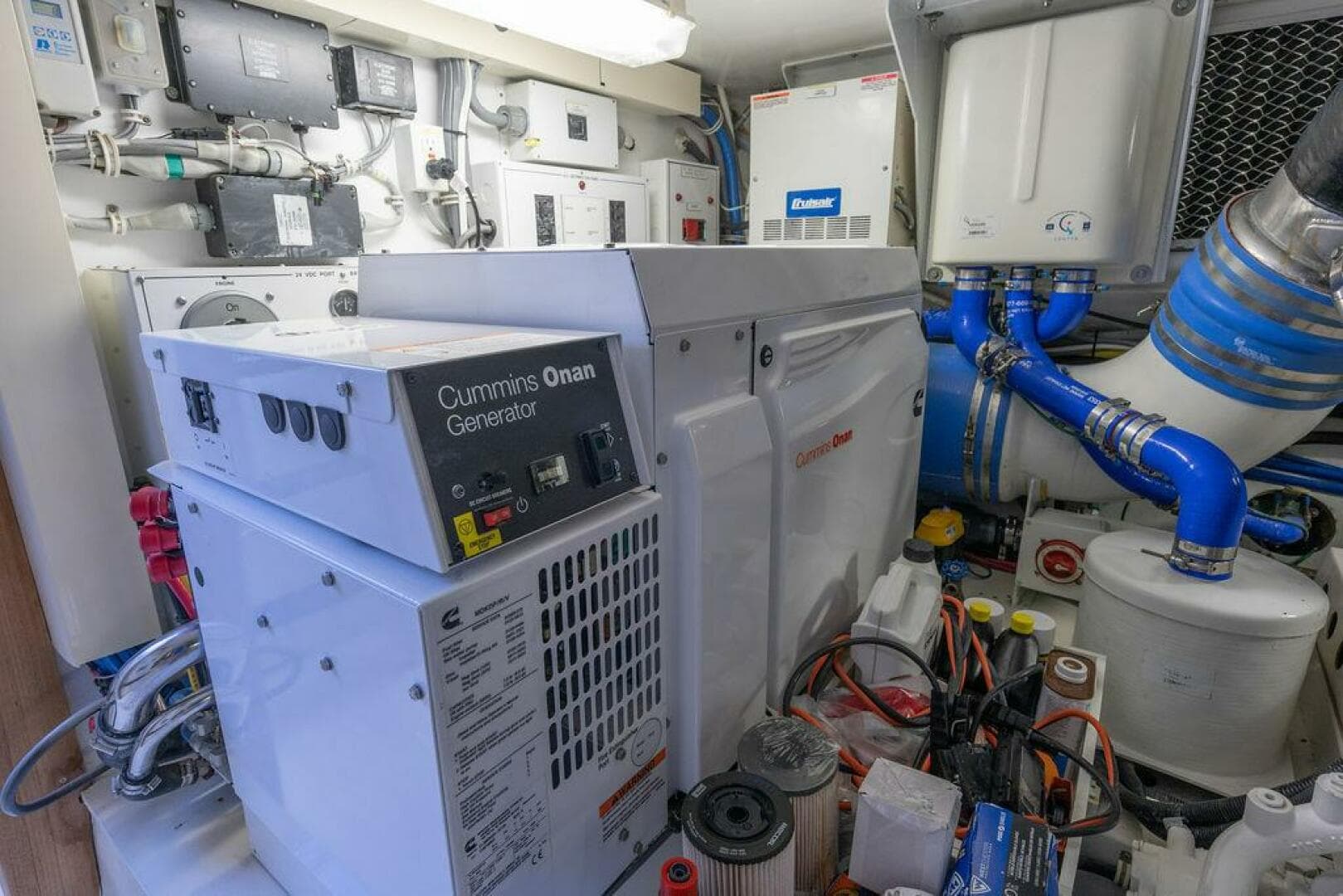 2005 Hatteras Enclosed Bridge — photo 32