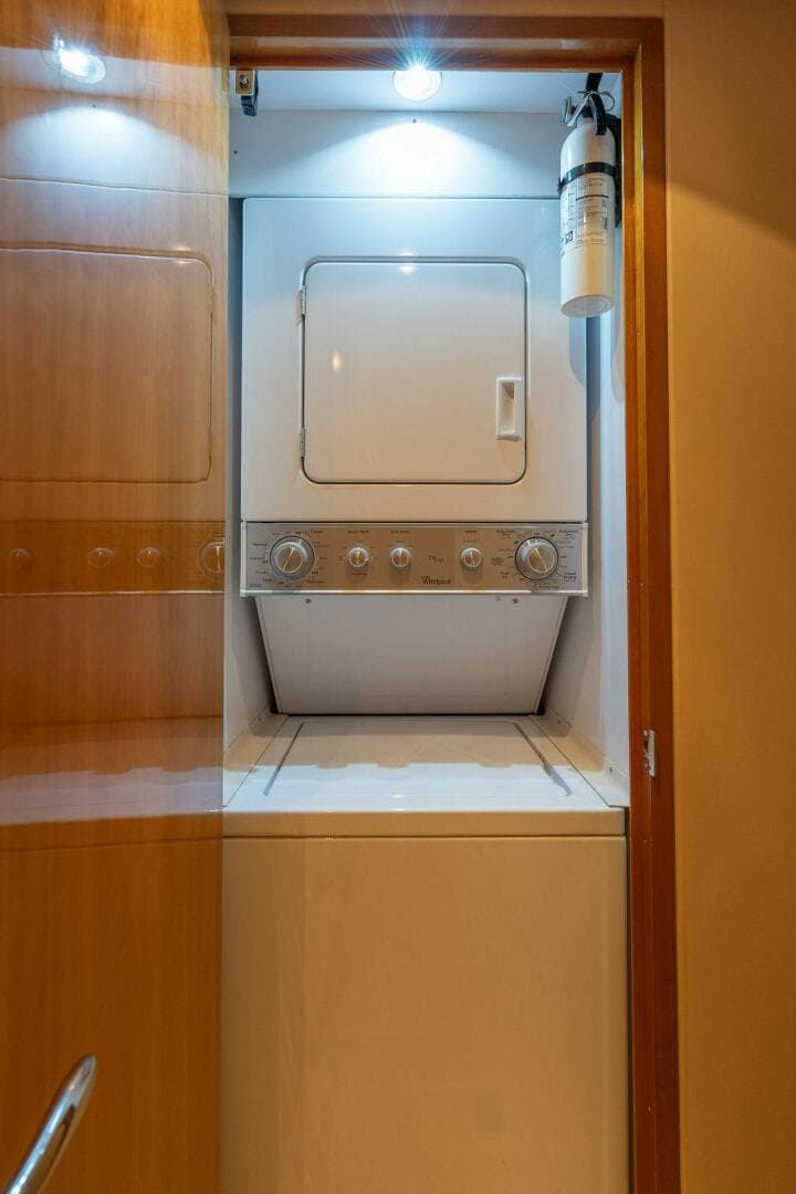 2005 Hatteras Enclosed Bridge — photo 28