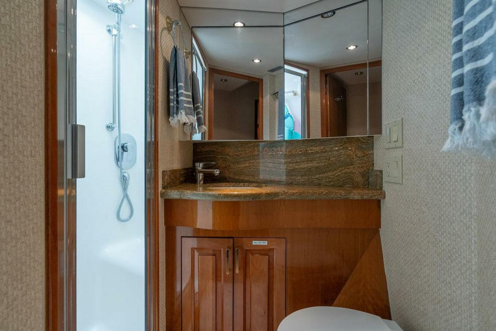 2005 Hatteras Enclosed Bridge — photo 27