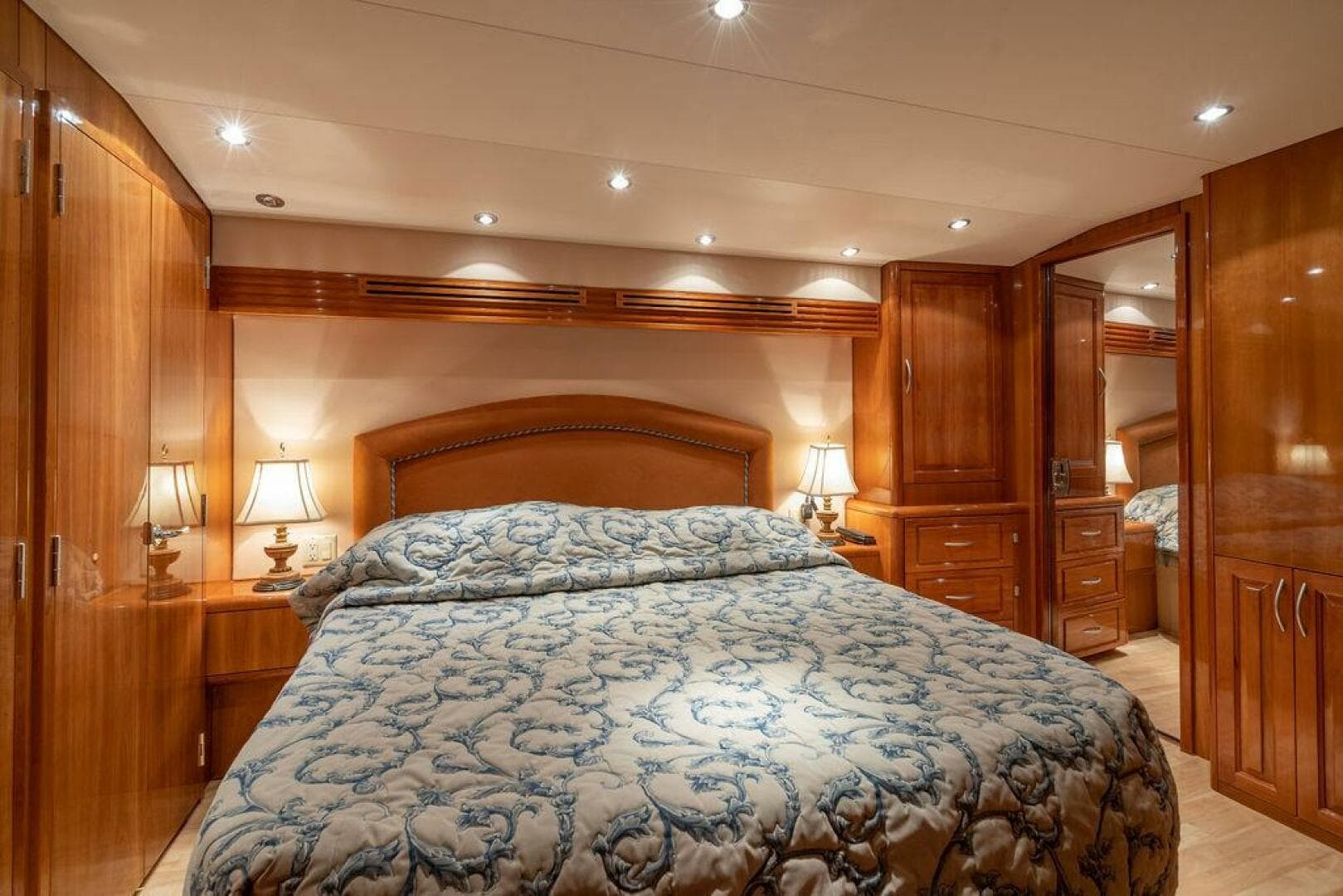 2005 Hatteras Enclosed Bridge — photo 20