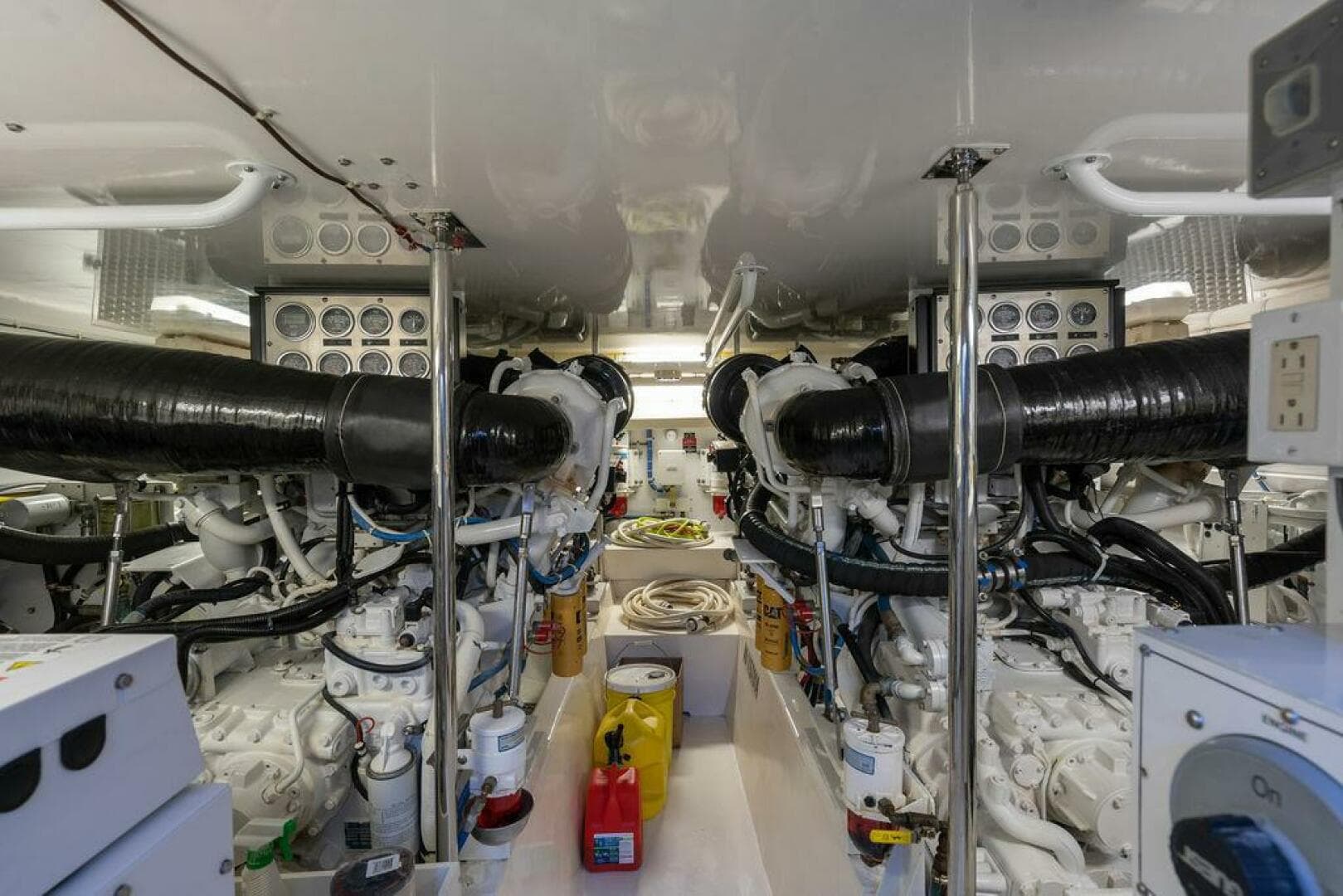 2005 Hatteras Enclosed Bridge — photo 29