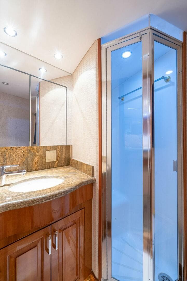 2005 Hatteras Enclosed Bridge — photo 25