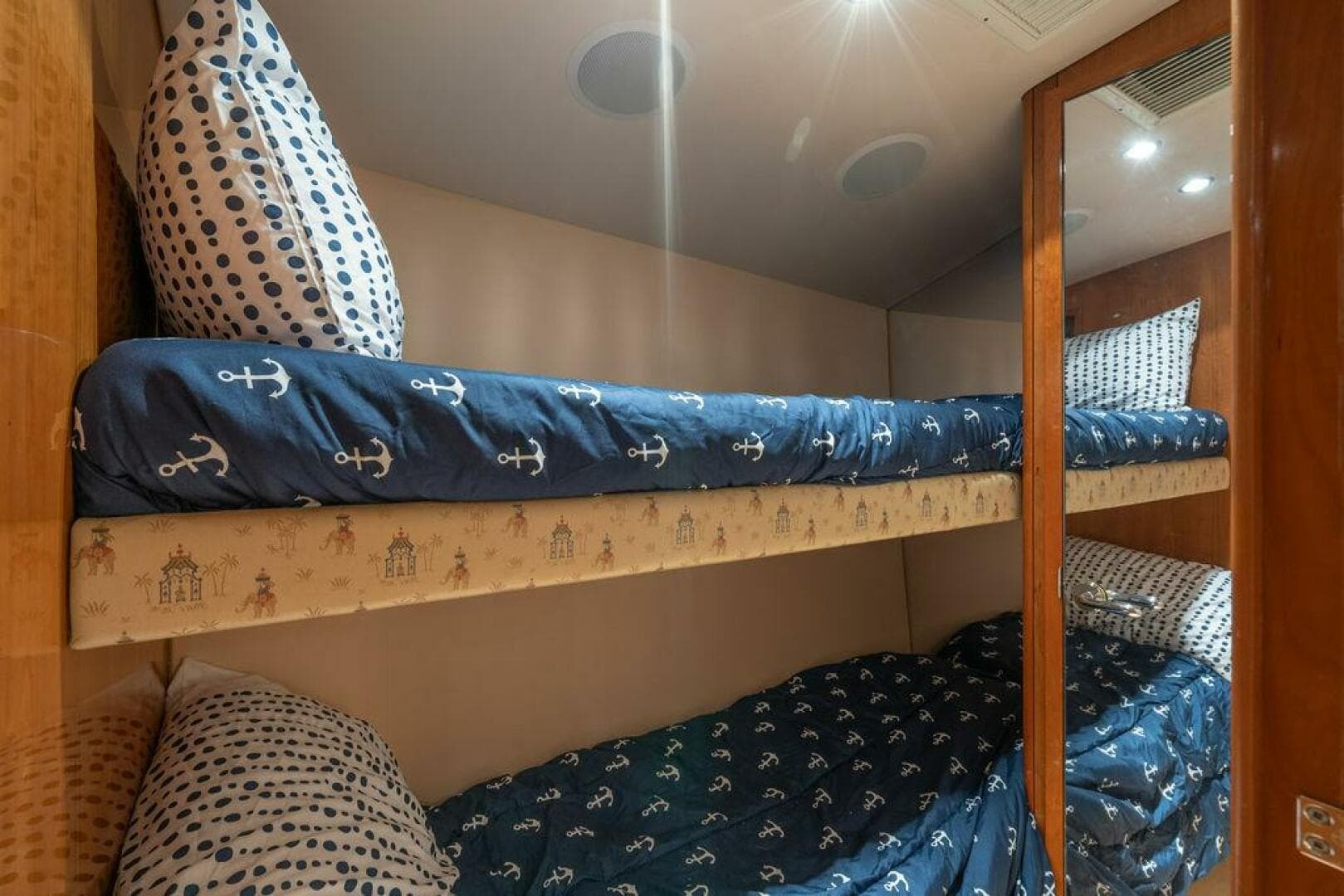 2005 Hatteras Enclosed Bridge — photo 26