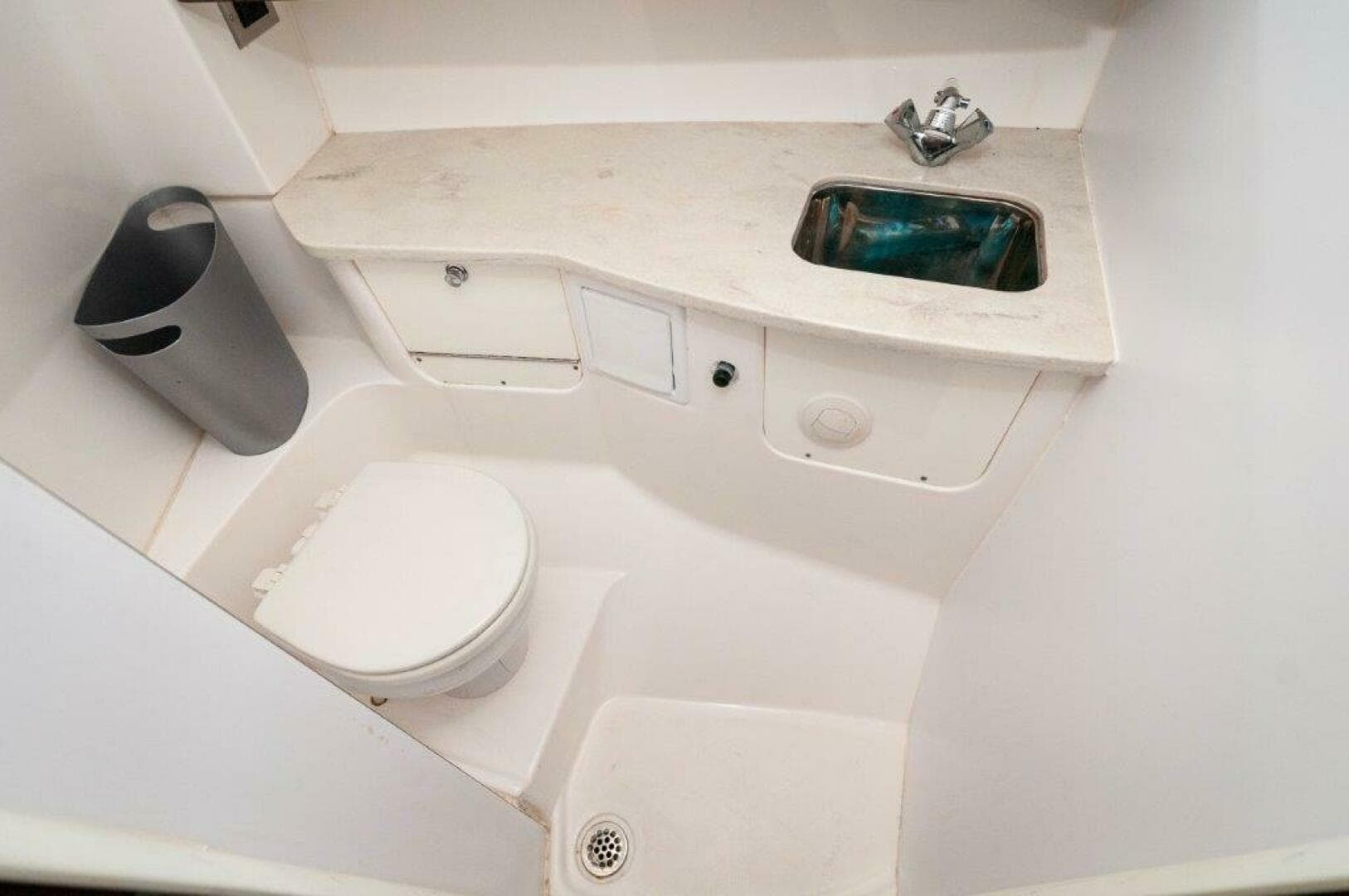 2018 Everglades 350 LX — photo 8