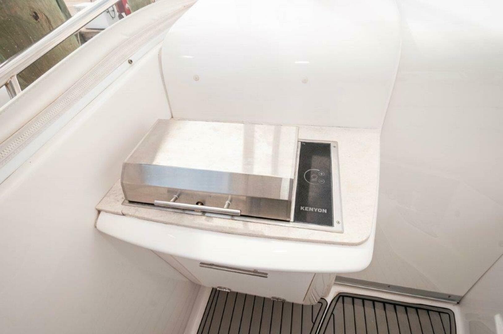 2018 Everglades 350 LX — photo 15