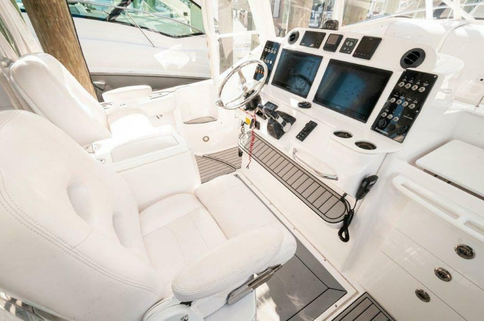 2018 Everglades 350 LX — photo 11