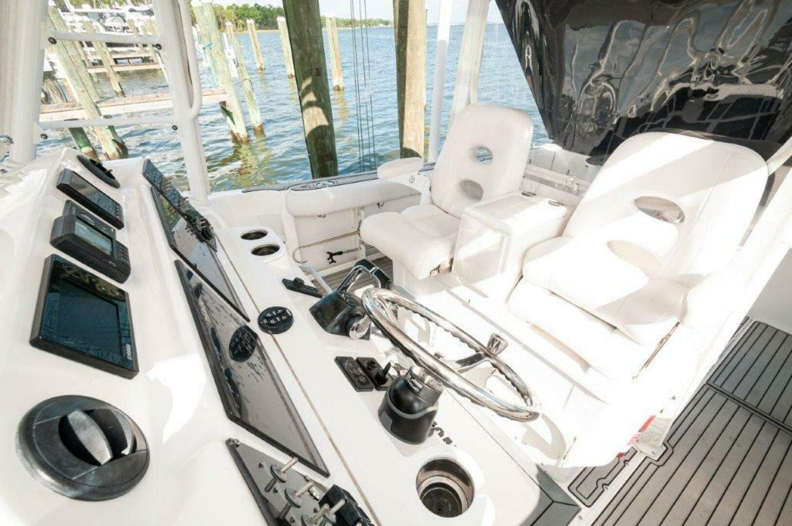 2018 Everglades 350 LX — photo 12