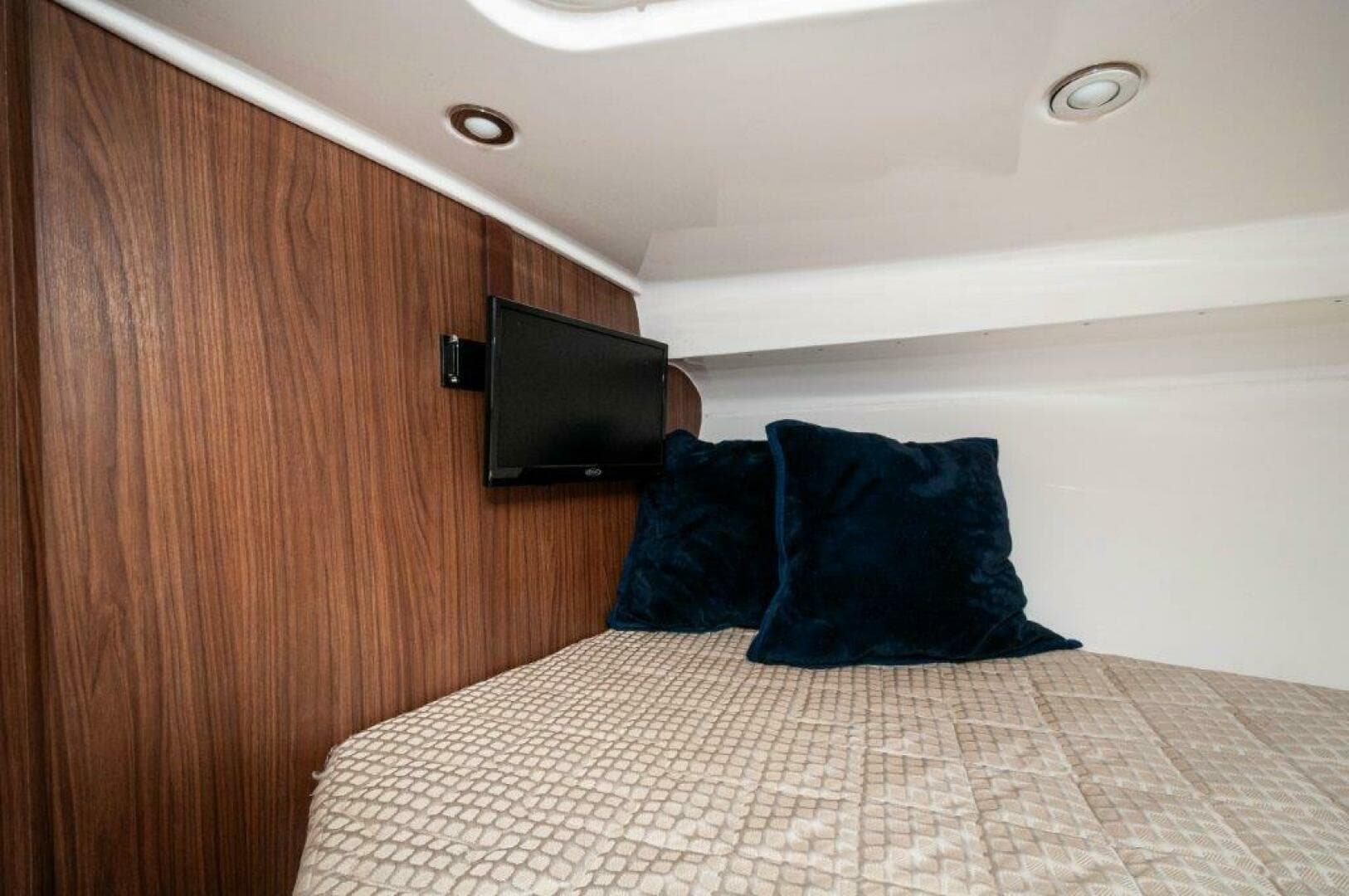 2018 Everglades 350 LX — photo 7