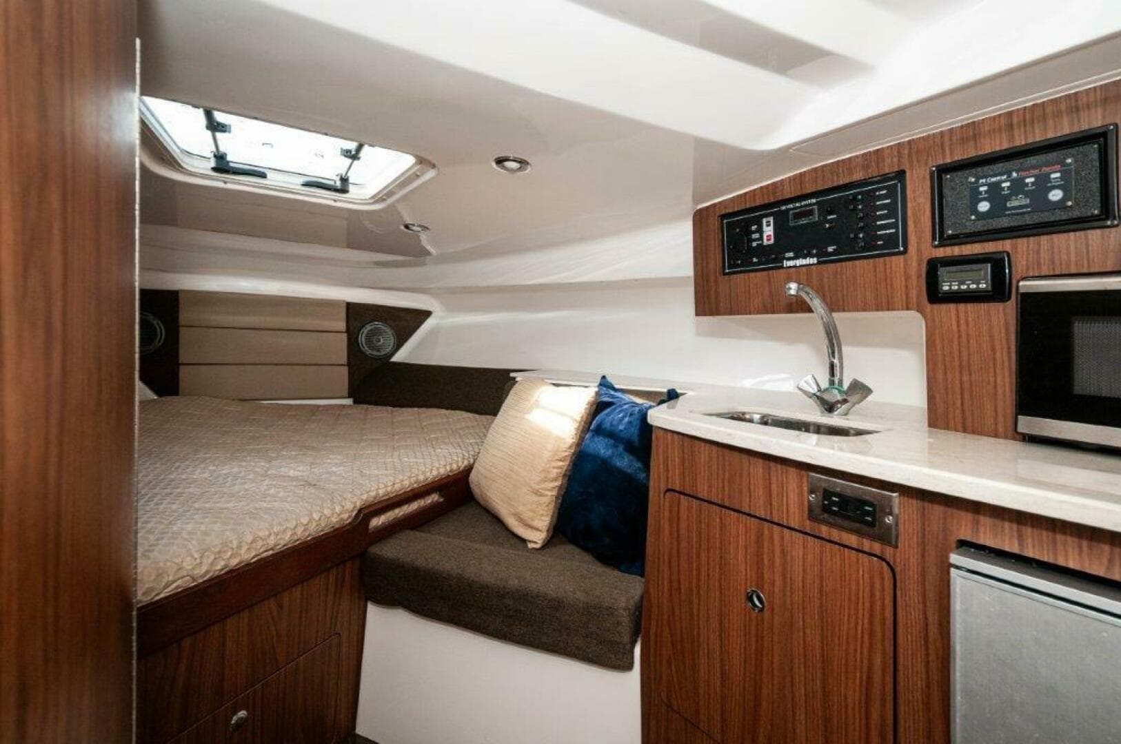 2018 Everglades 350 LX — photo 5