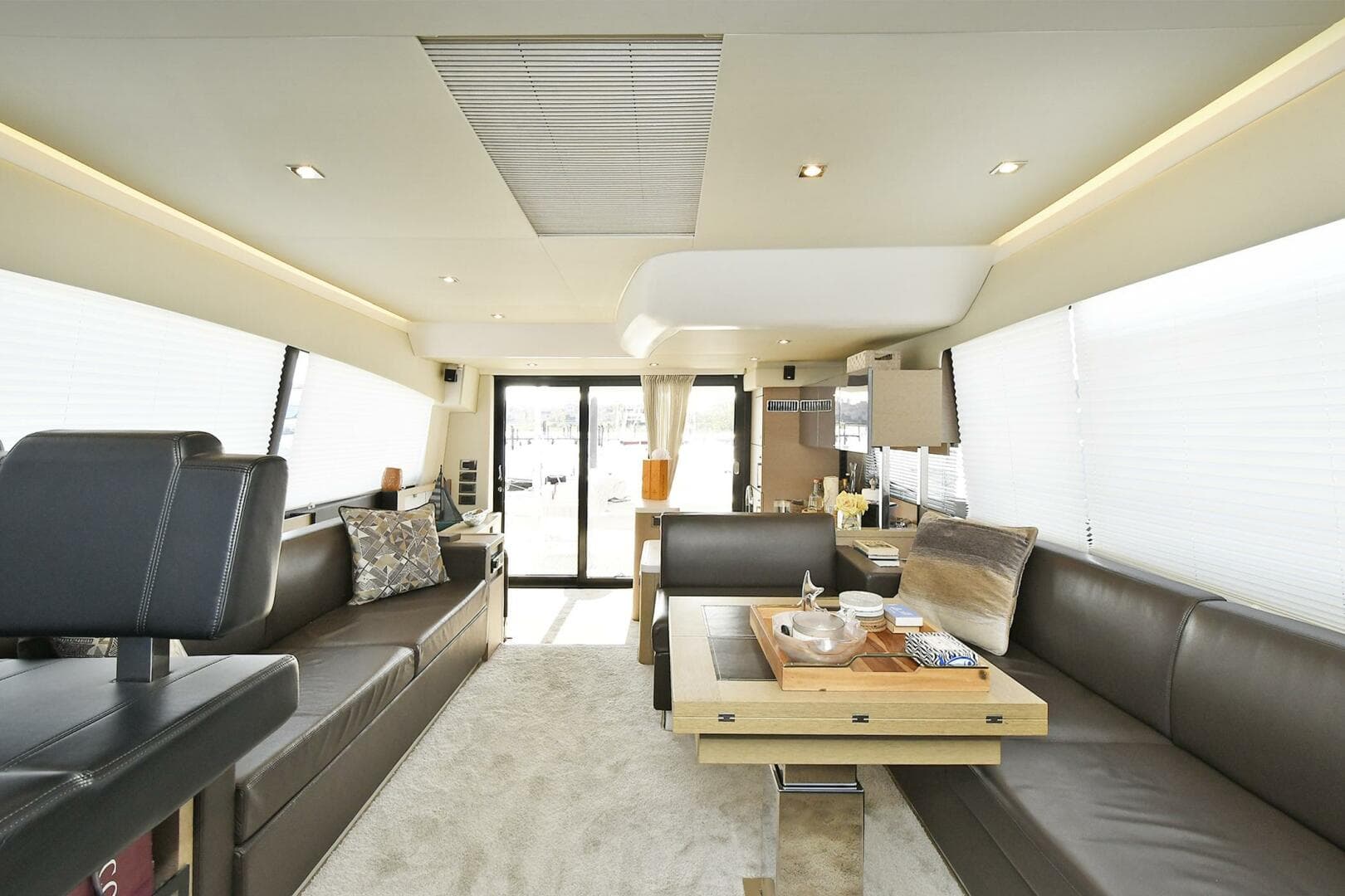 2018 Prestige 560 Fly — photo 32