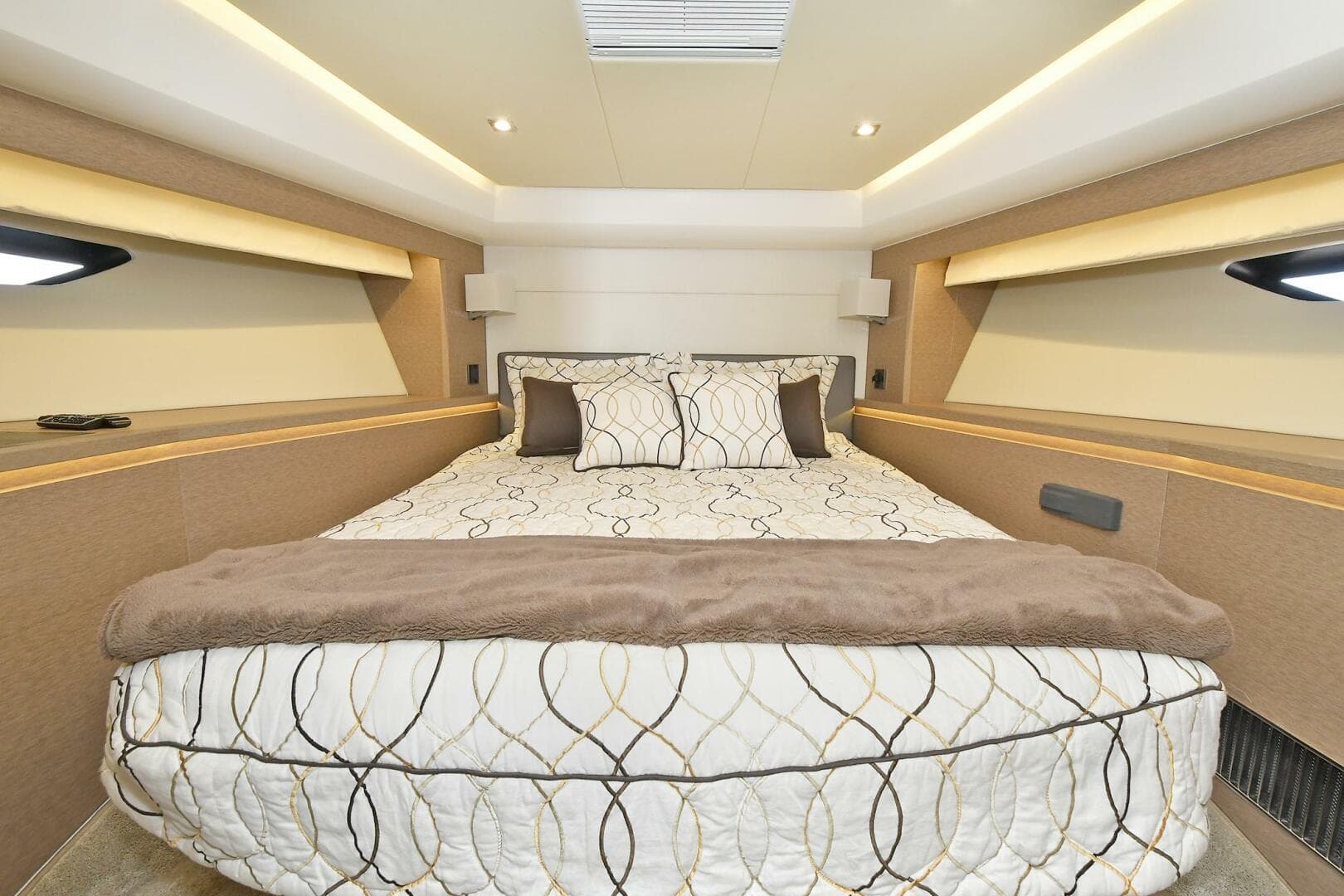 2018 Prestige 560 Fly — photo 45