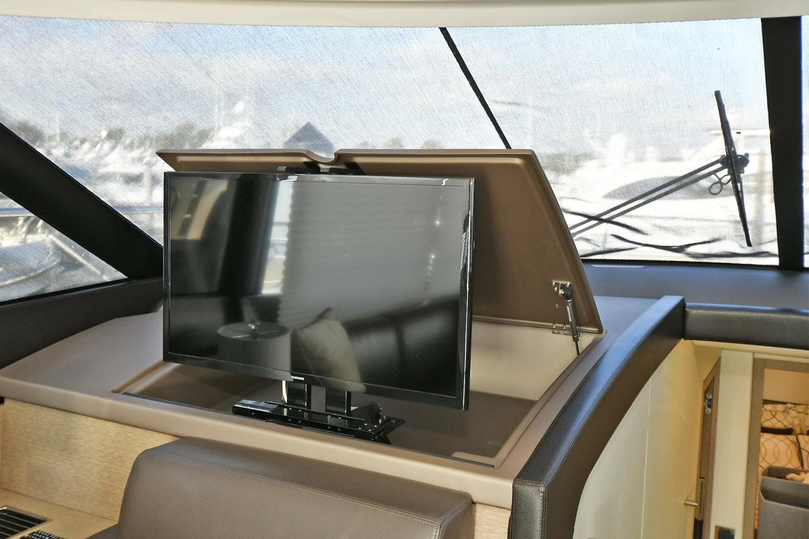 2018 Prestige 560 Fly — photo 36