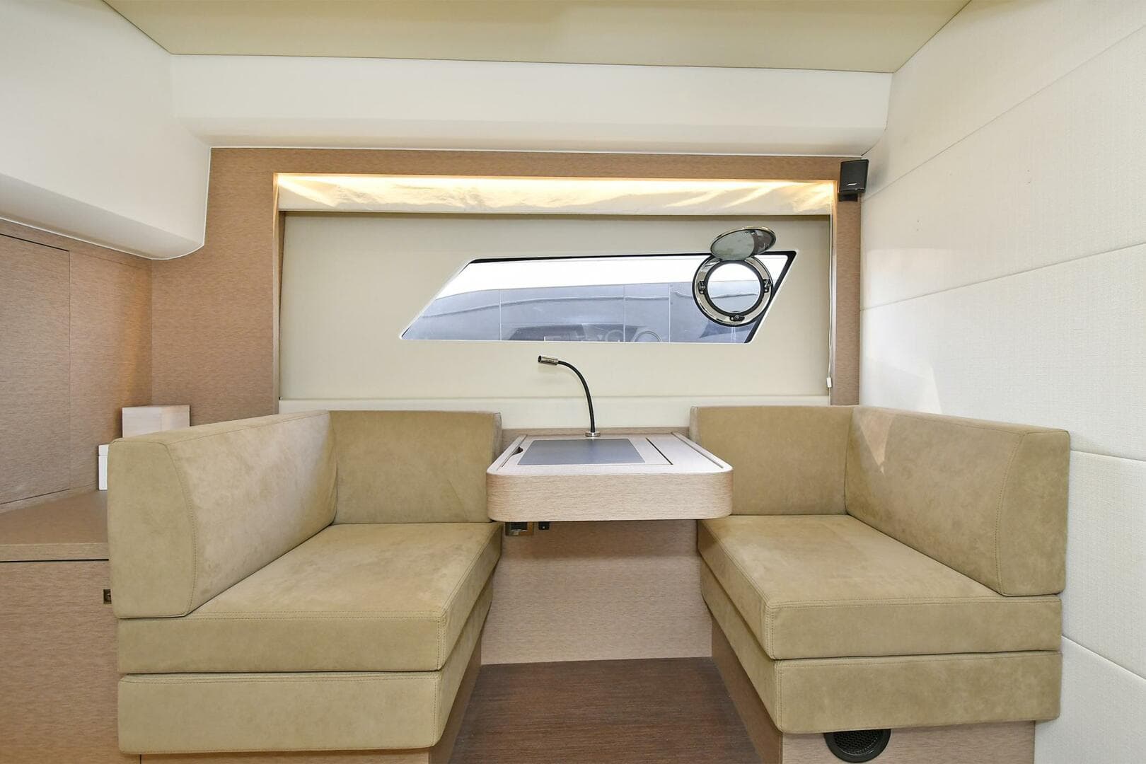 2018 Prestige 560 Fly — photo 61