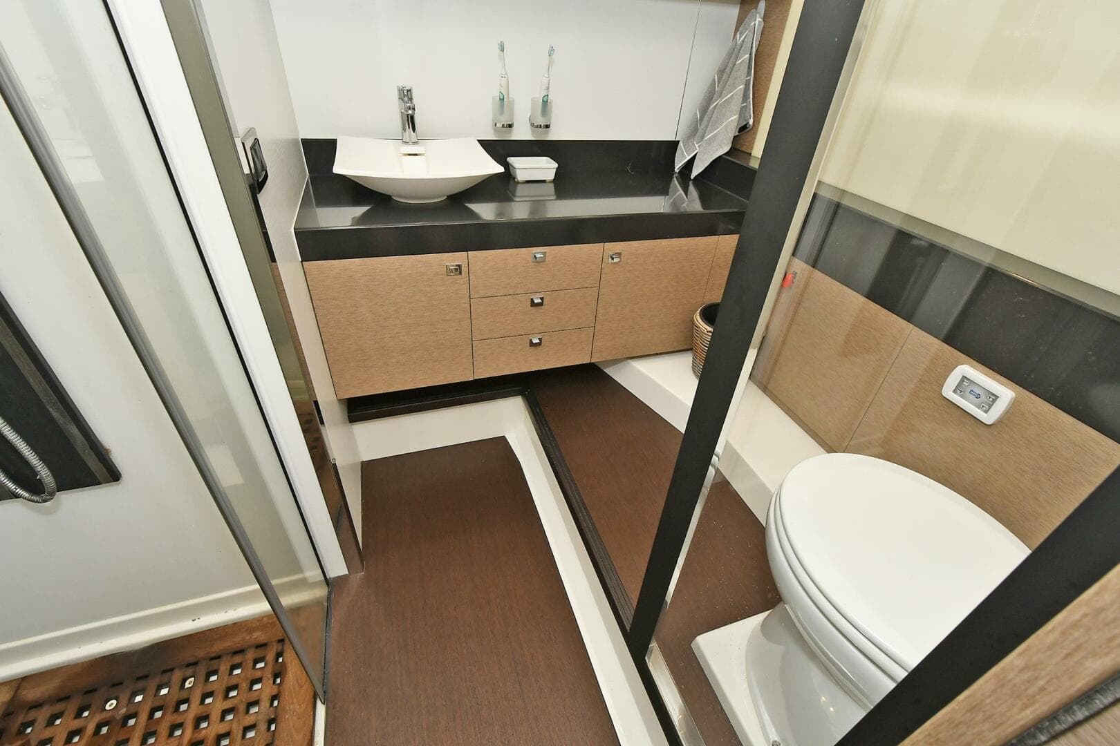 2018 Prestige 560 Fly — photo 63