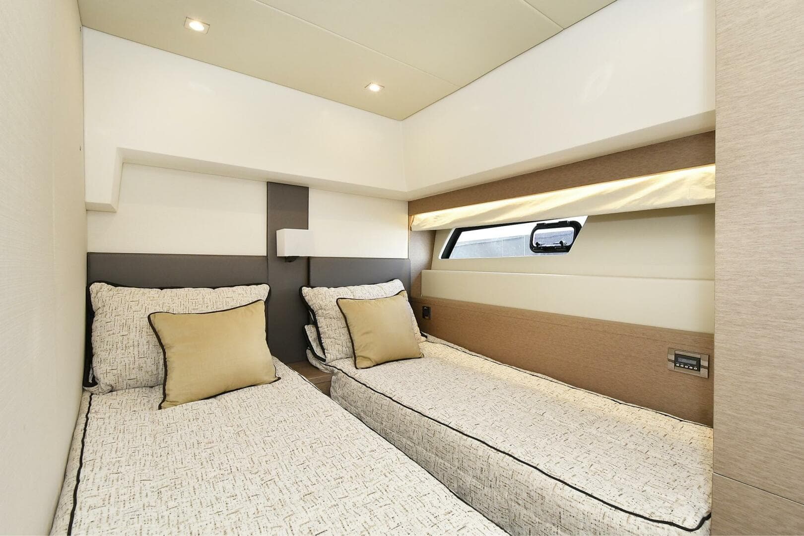 2018 Prestige 560 Fly — photo 53