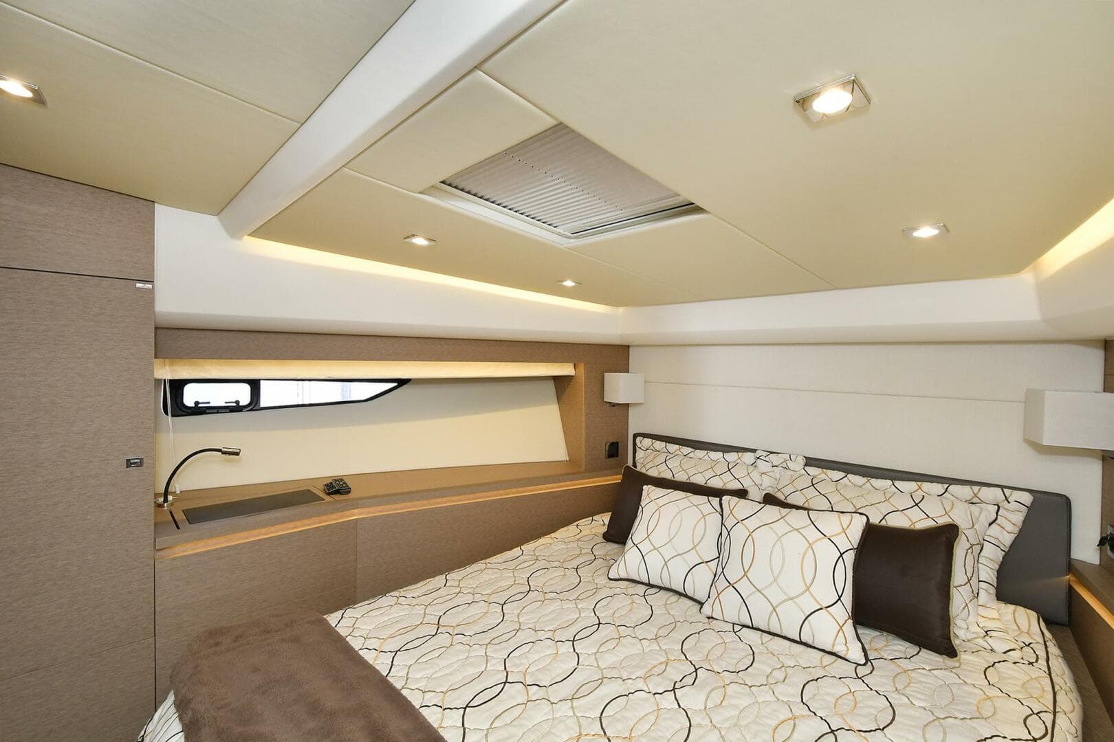 2018 Prestige 560 Fly — photo 50