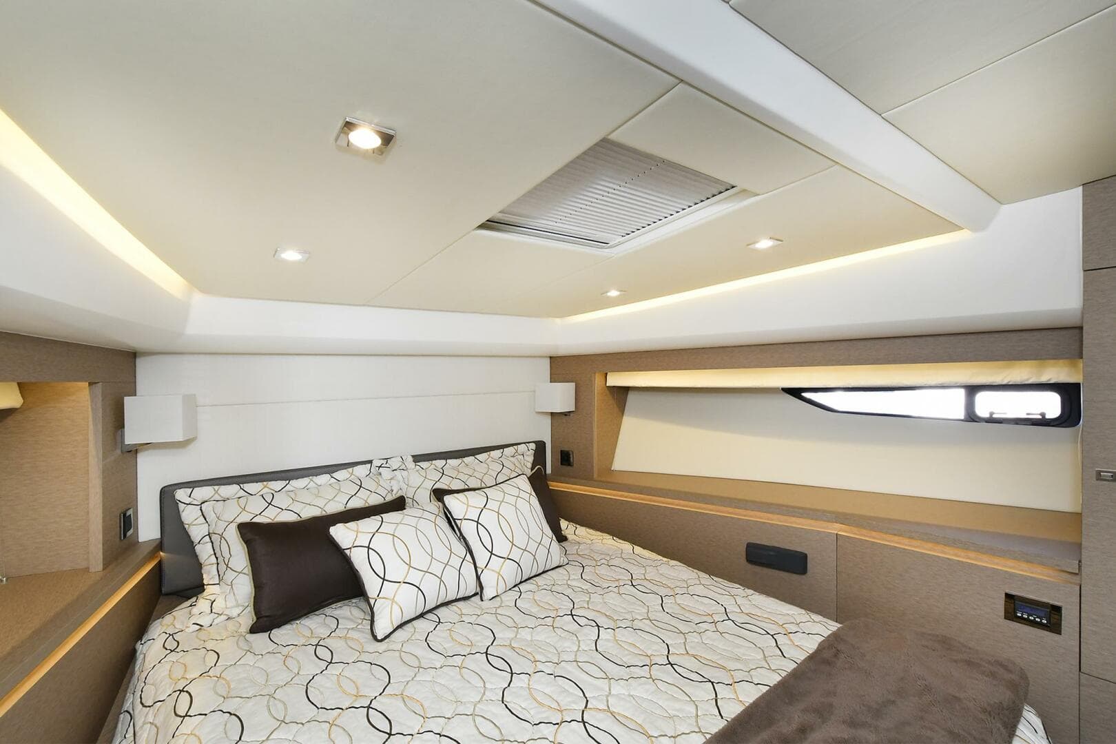 2018 Prestige 560 Fly — photo 47