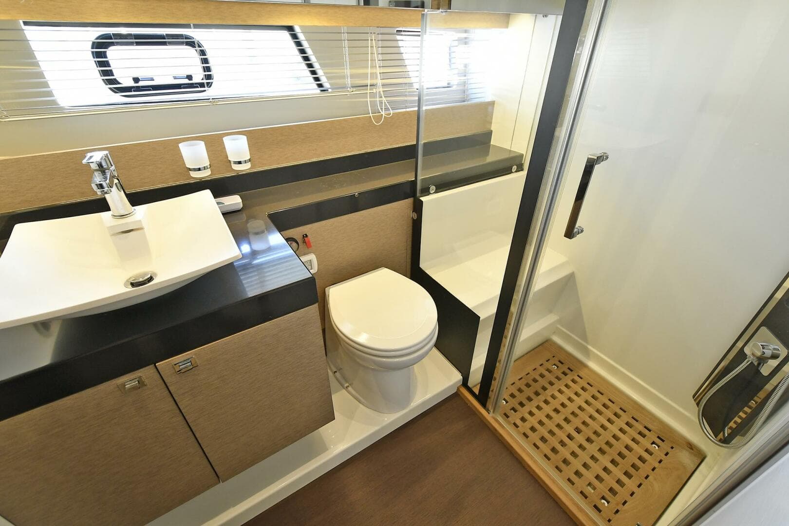 2018 Prestige 560 Fly — photo 51