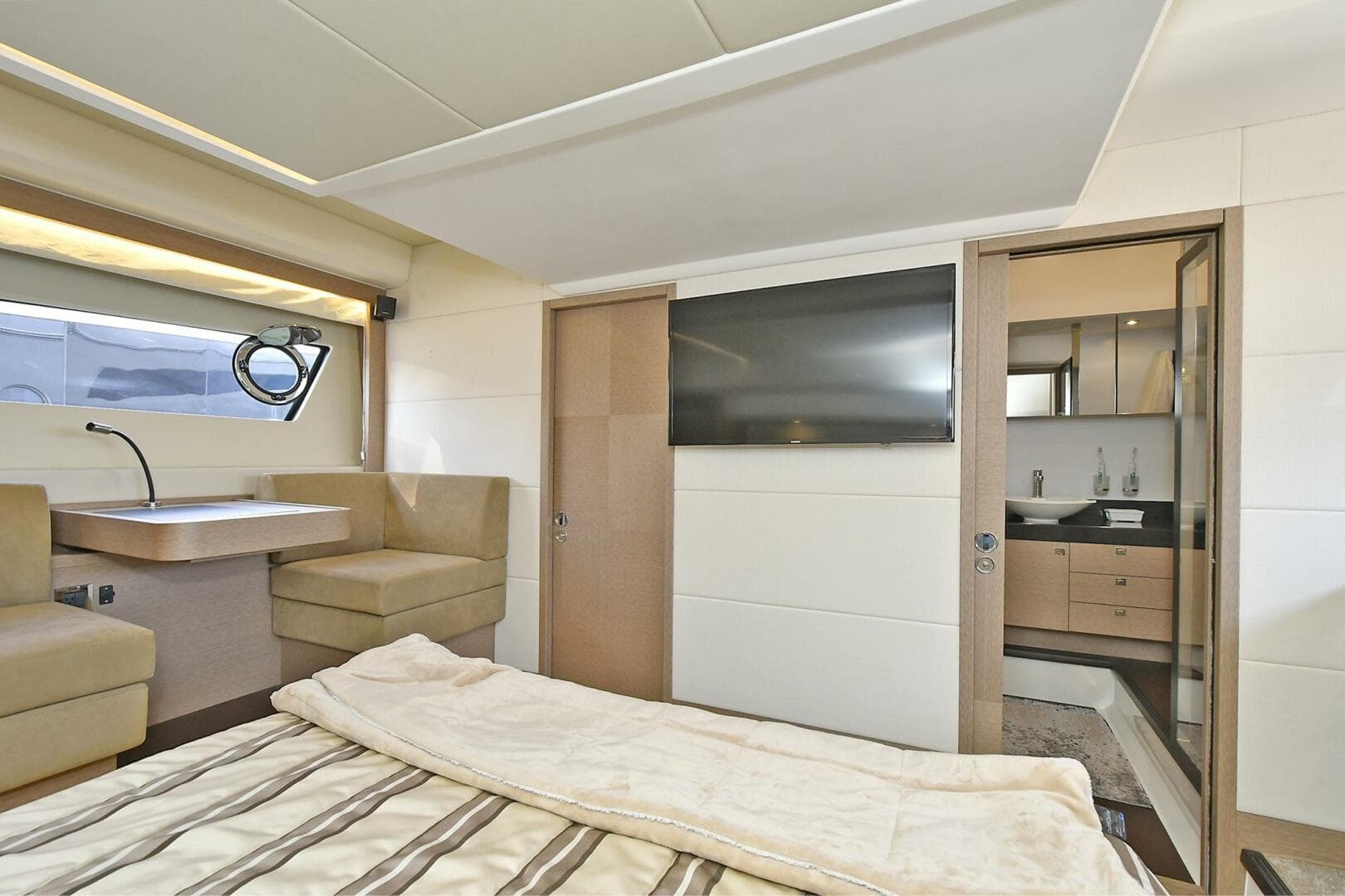 2018 Prestige 560 Fly — photo 59