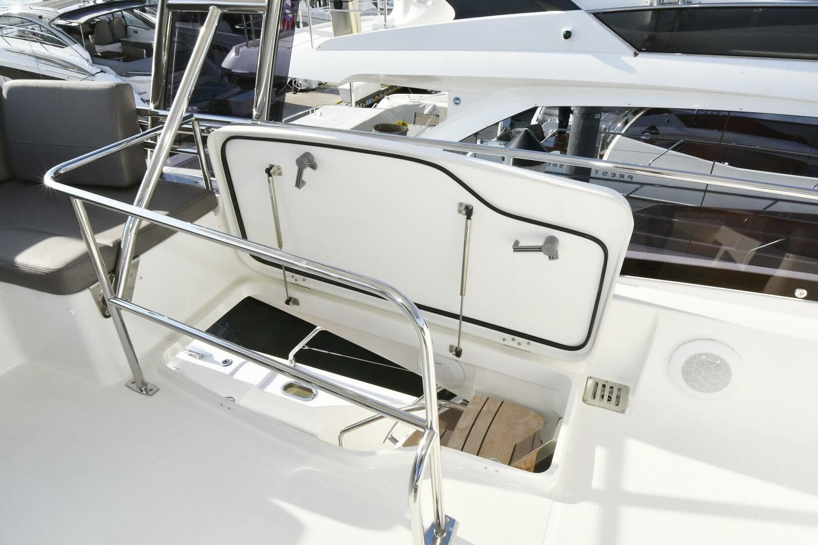 2018 Prestige 560 Fly — photo 22
