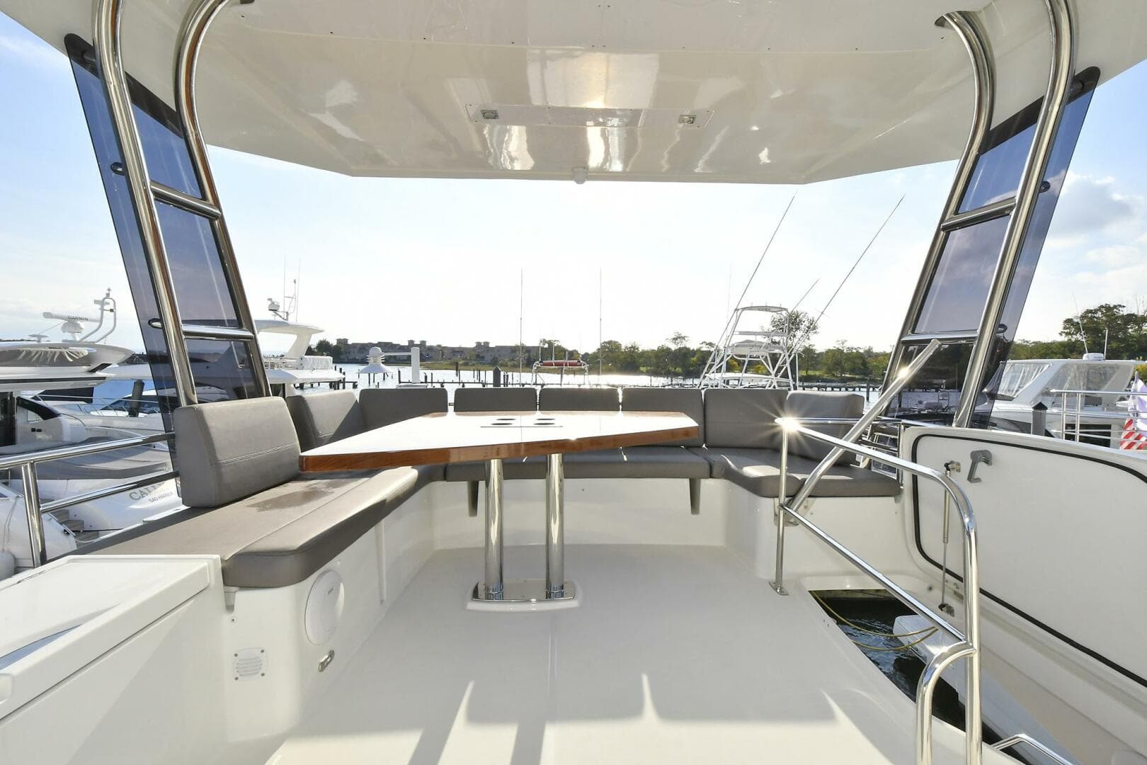 2018 Prestige 560 Fly — photo 20