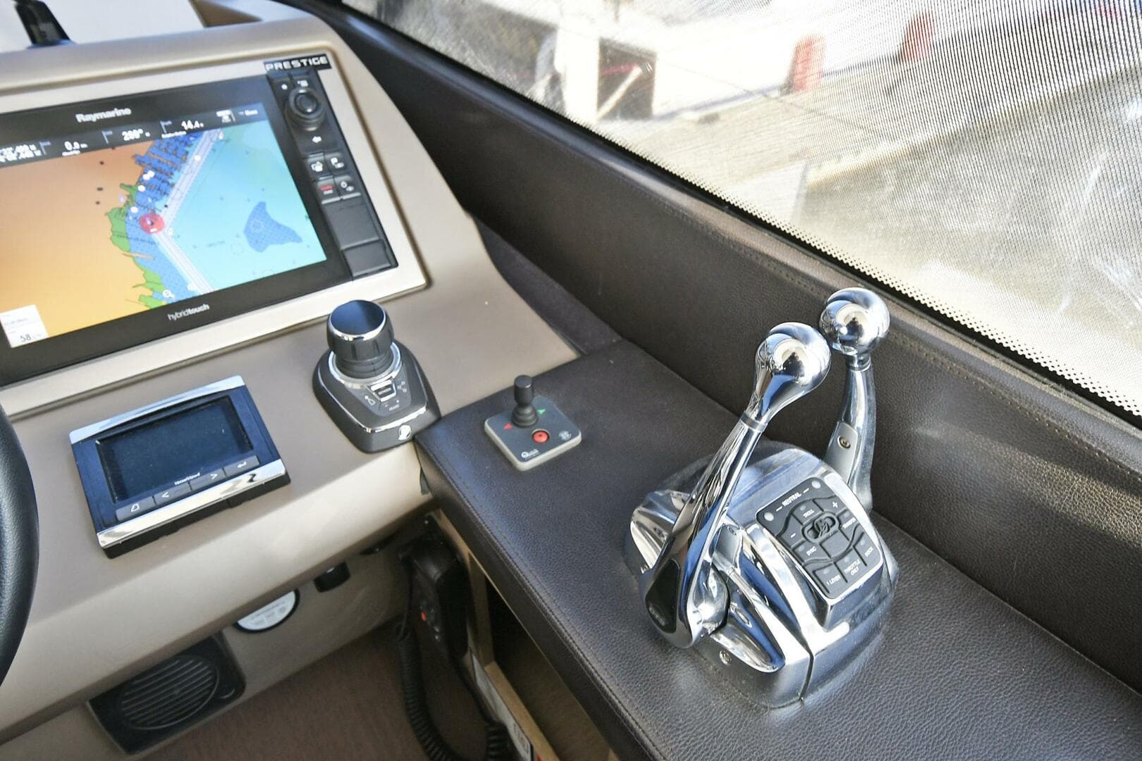 2018 Prestige 560 Fly — photo 43