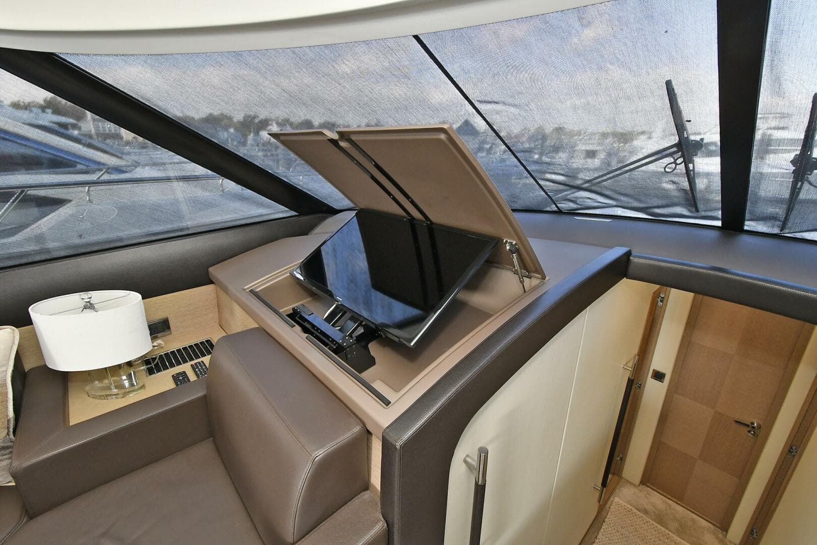 2018 Prestige 560 Fly — photo 35