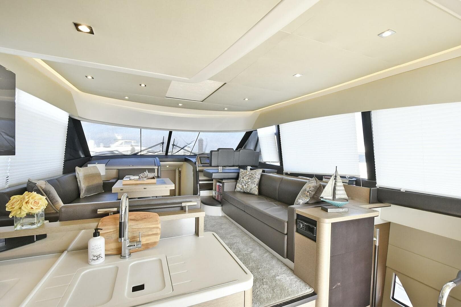 2018 Prestige 560 Fly — photo 25