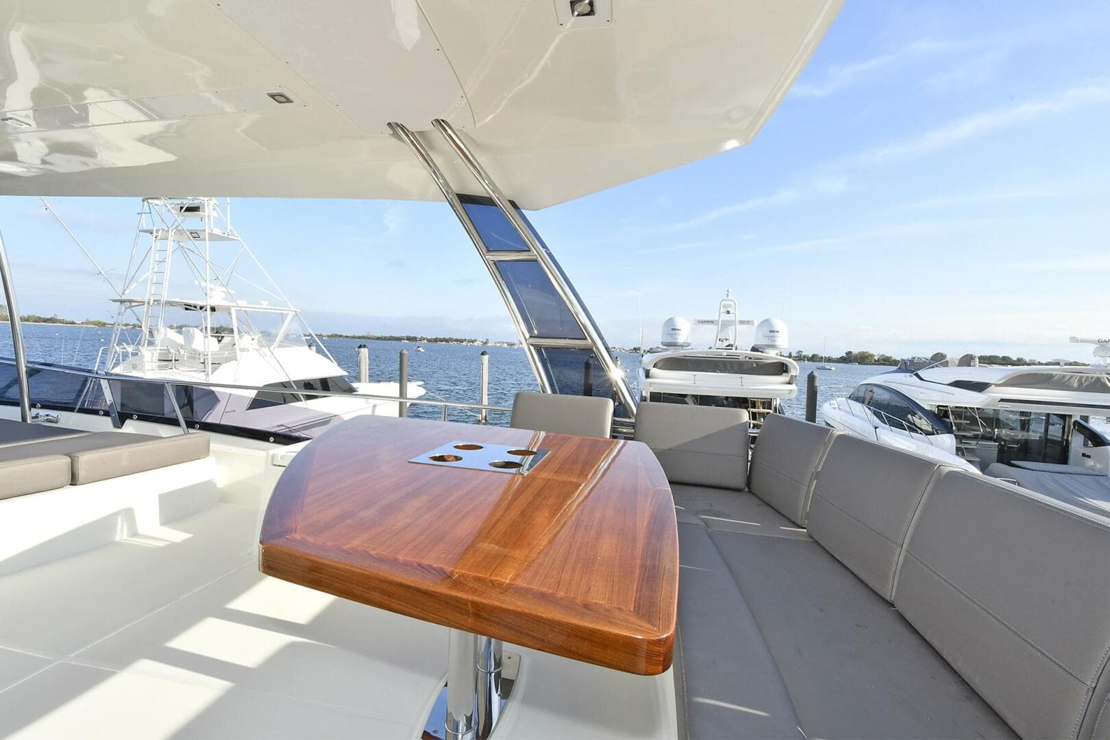 2018 Prestige 560 Fly — photo 19