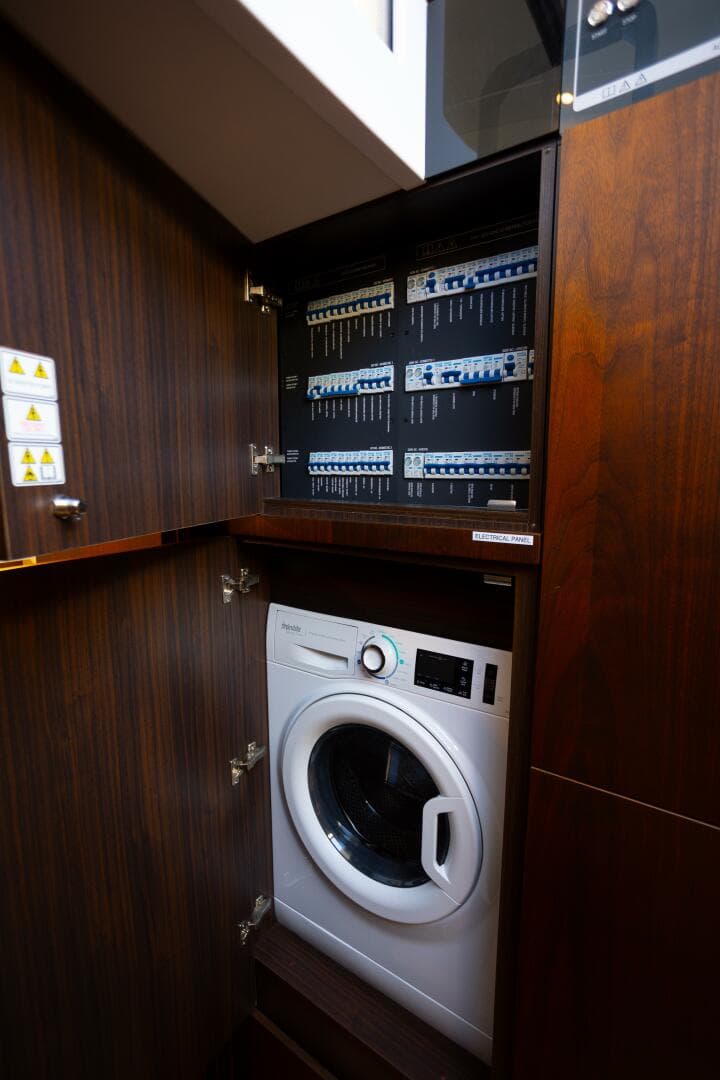 2025 Fairline Squadron 50 — photo 28